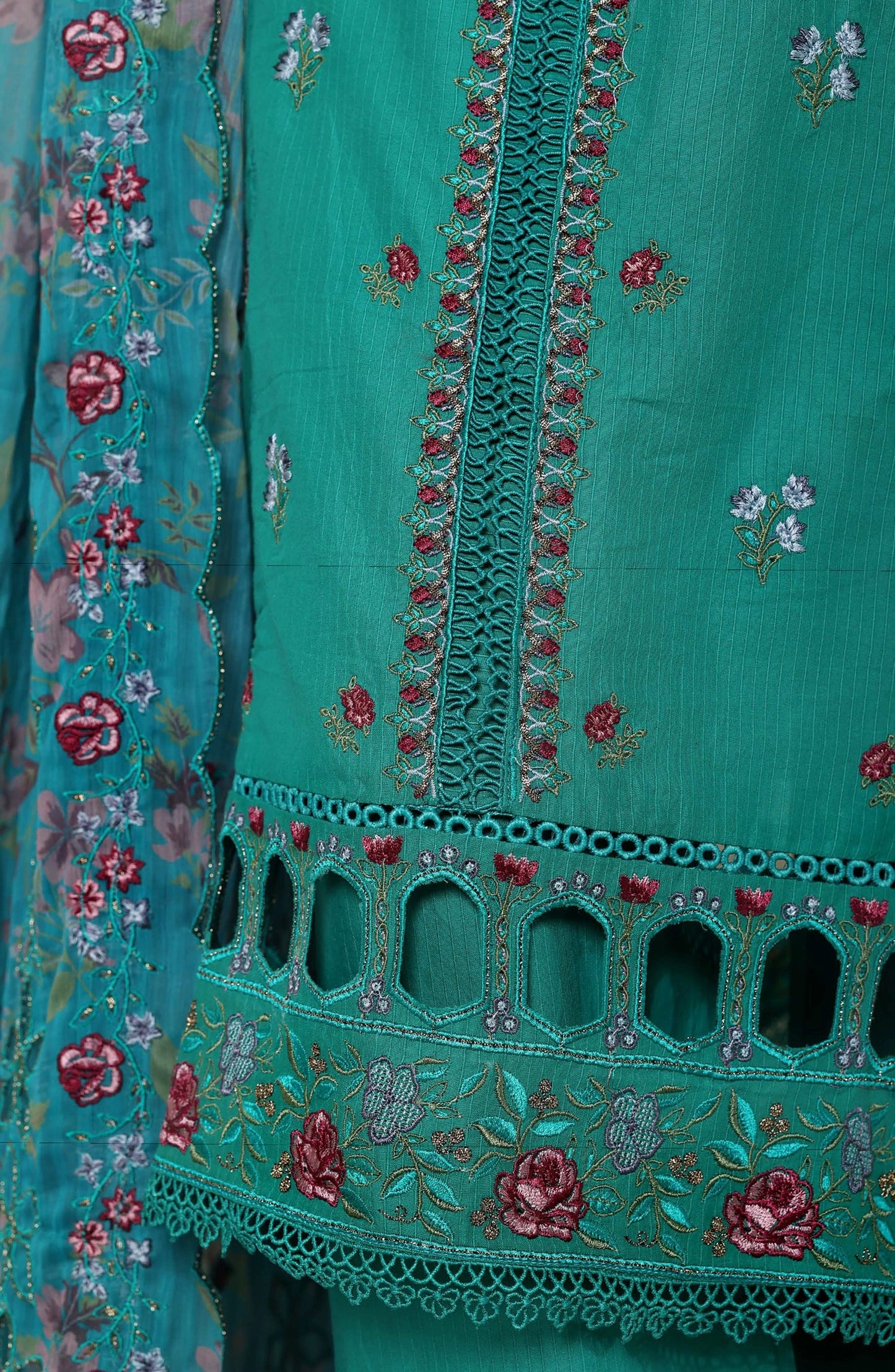 Sadabahar Luxury Embroidered Stitched 3-Piece Suit – D-04 | Festive Collection