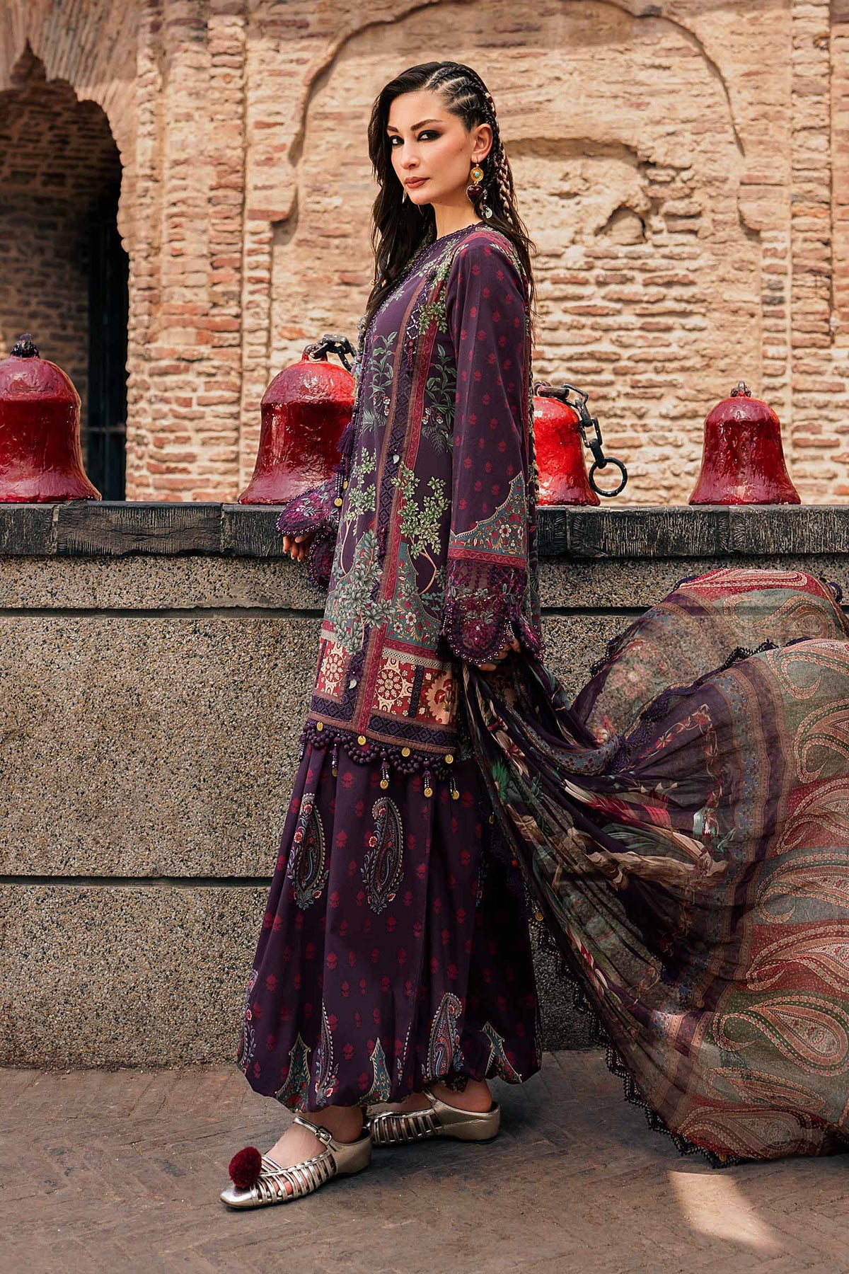 Maria.B M.Prints Volume 31 – 3-Piece Unstitched Embroidered Linen Suit (MPT-31-02-B)
