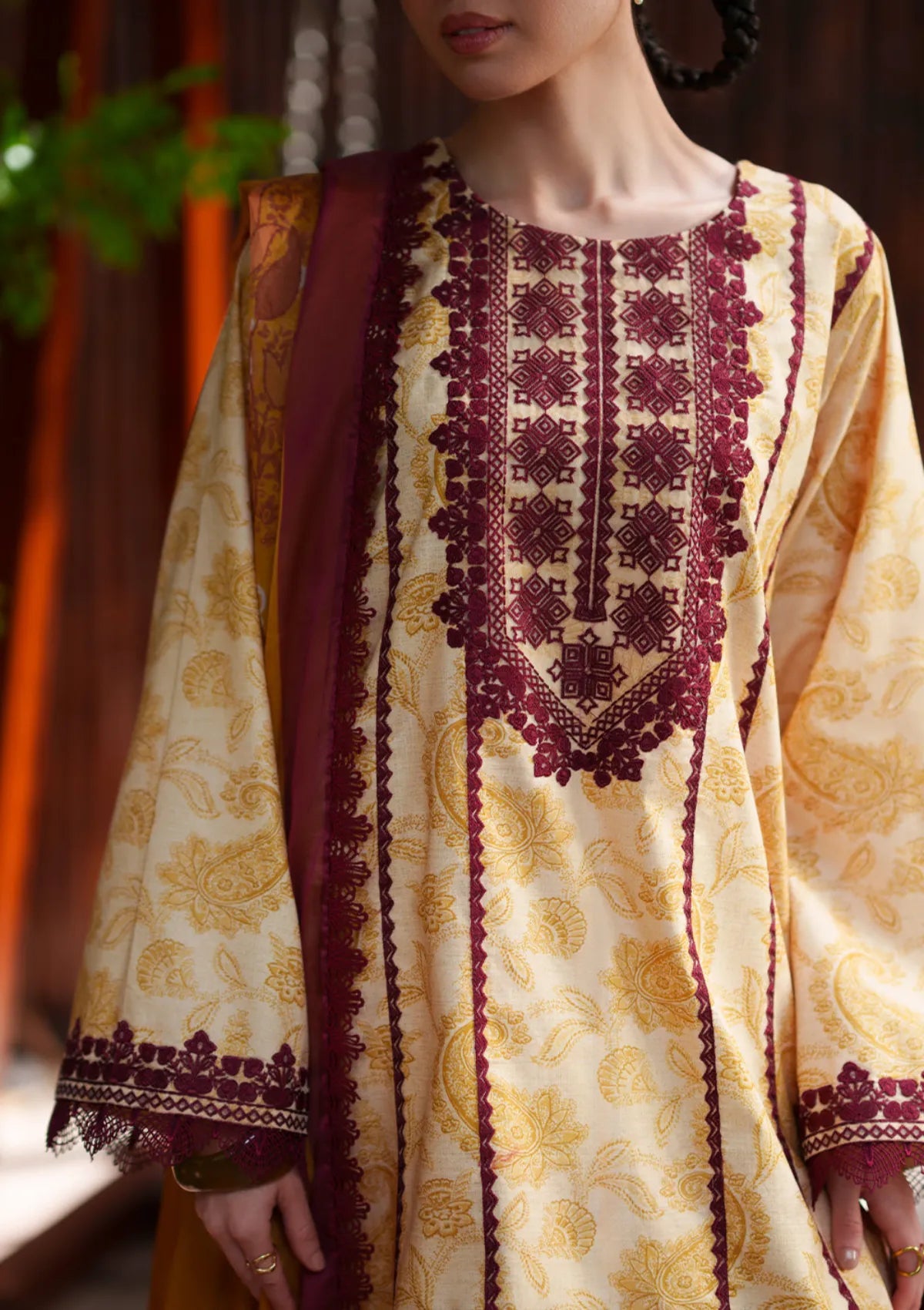 Laanem by Saira Rizwan stitched Embroidered Lawn 3 Piece Suit (ZAREEN-A)