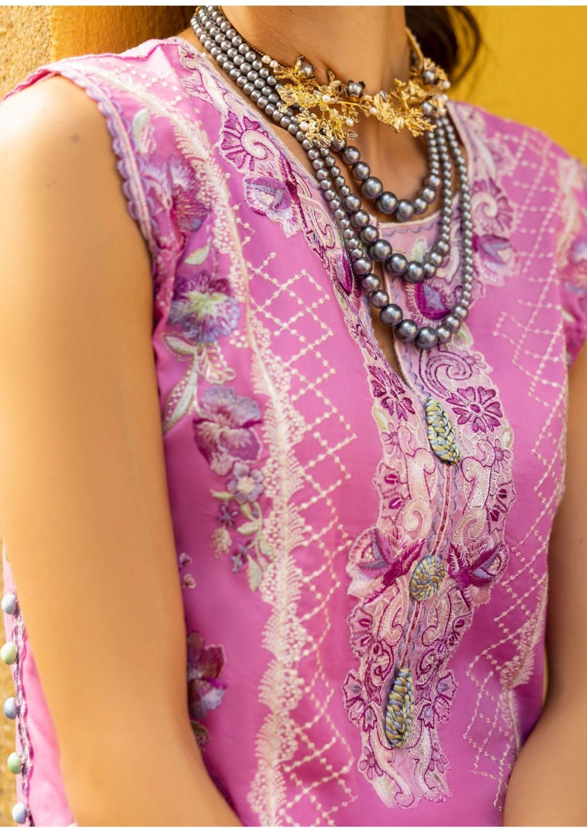 Mushq D-01 Timeless Wave Manaram Luxury Lawn'25