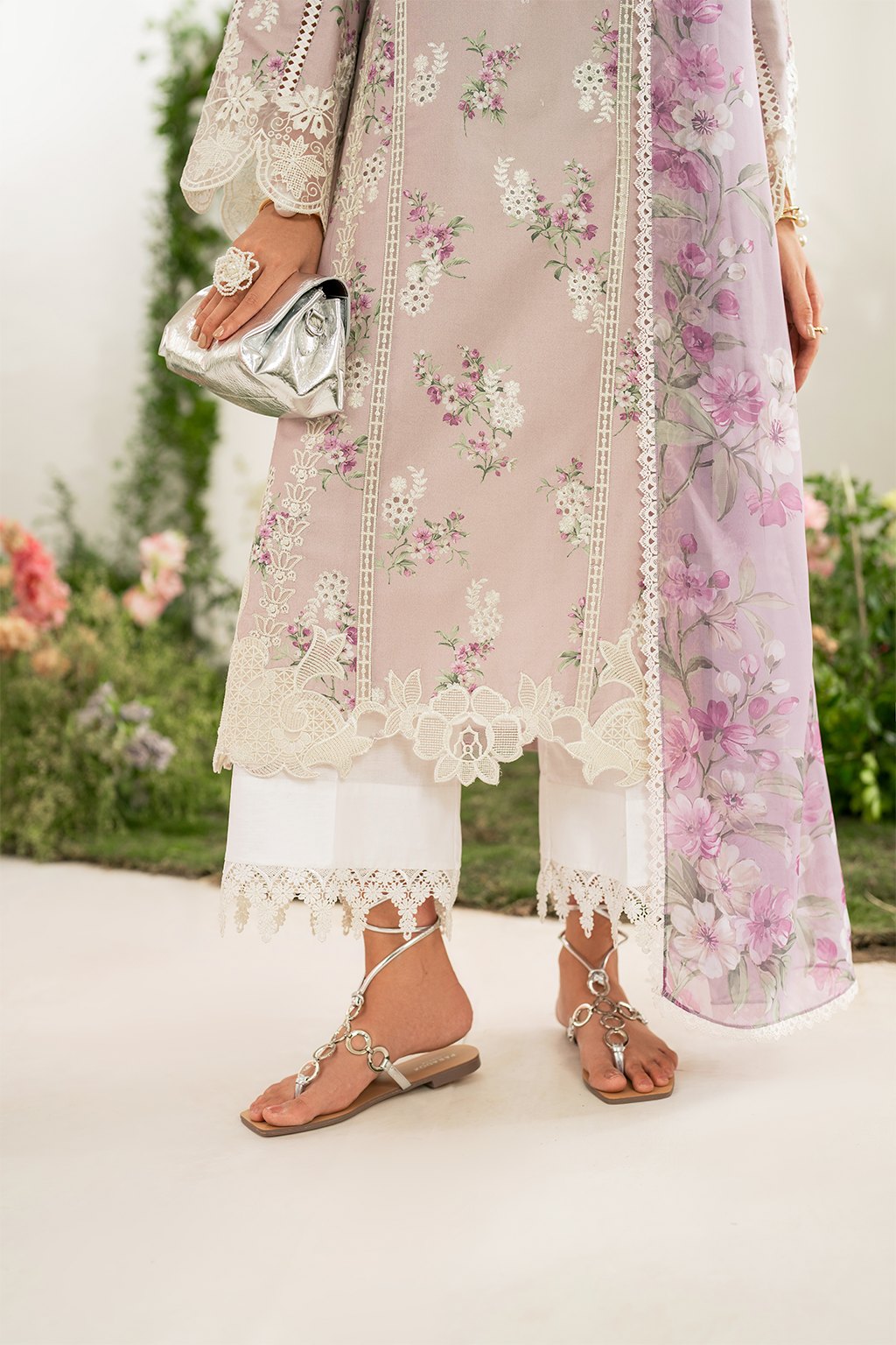 Iznik IFE-09 Embroidered Festive Lawn Edition 25'