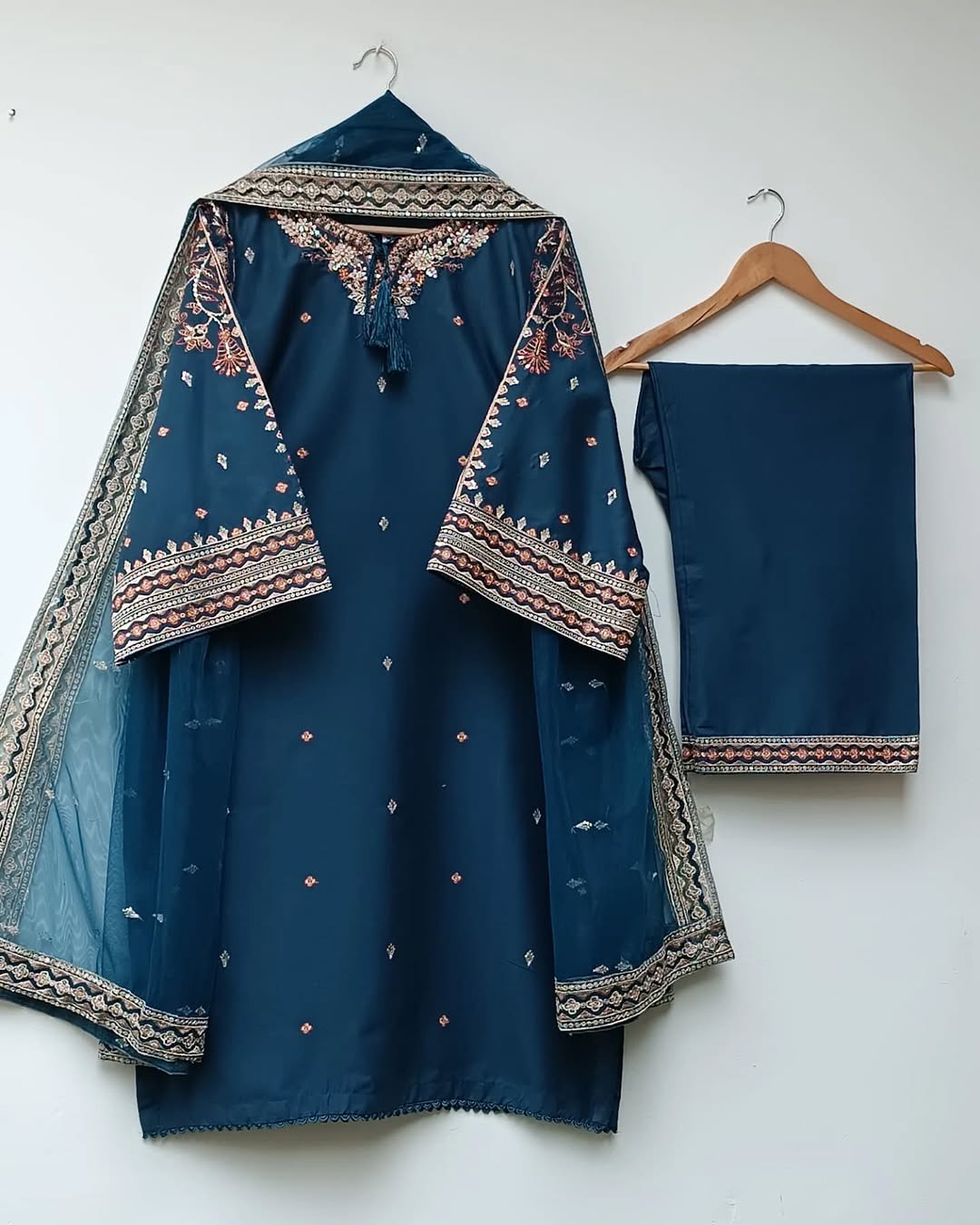 Amna Khurram D-4 Sbahat Eid Collection