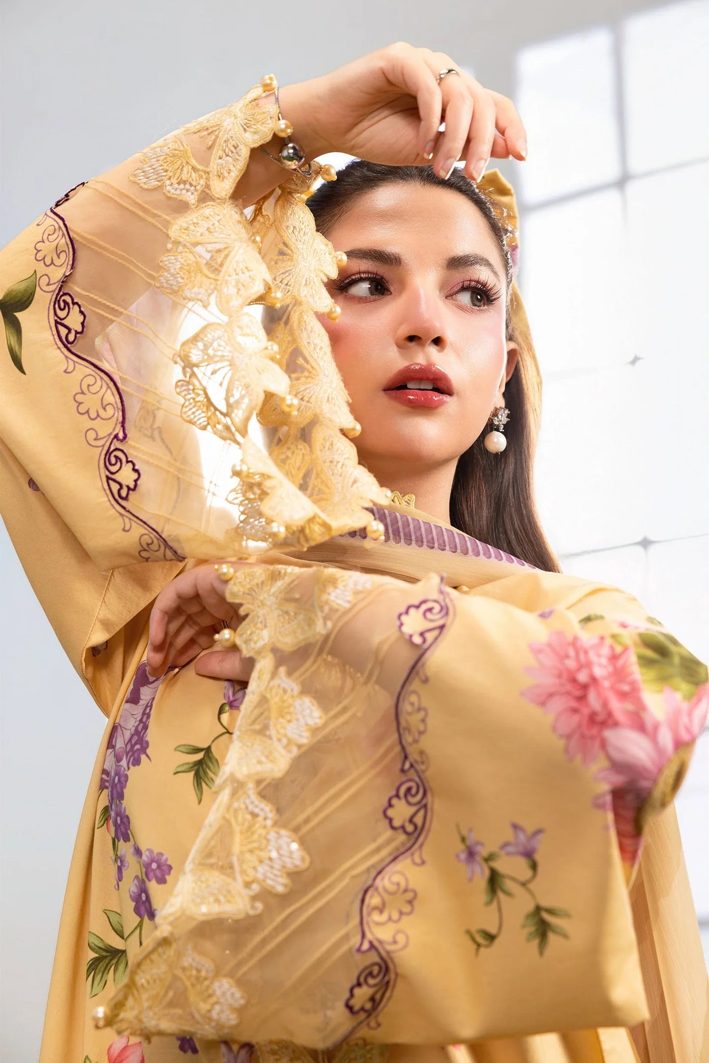 MariaB MBasics-Embroidered Lawn 3 Piece Unstitched Suit with Chiffon Dupatta (D4B)