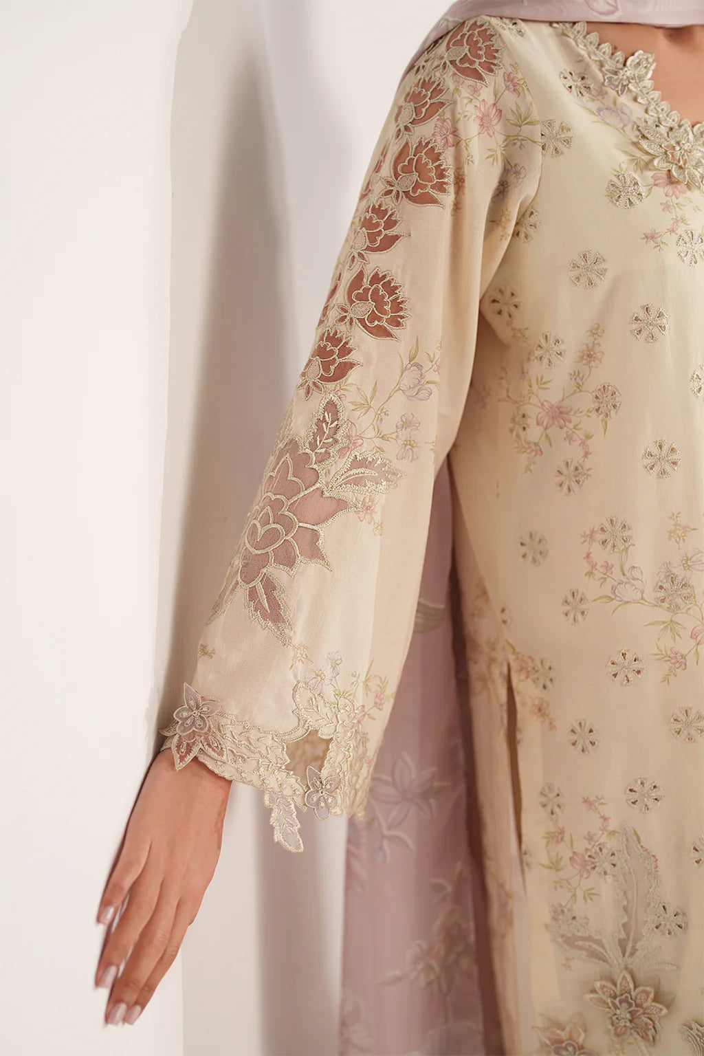 Iznik spring summerOff-White Embroidered Lawn 3 Piece stitched Suit (SS-06)