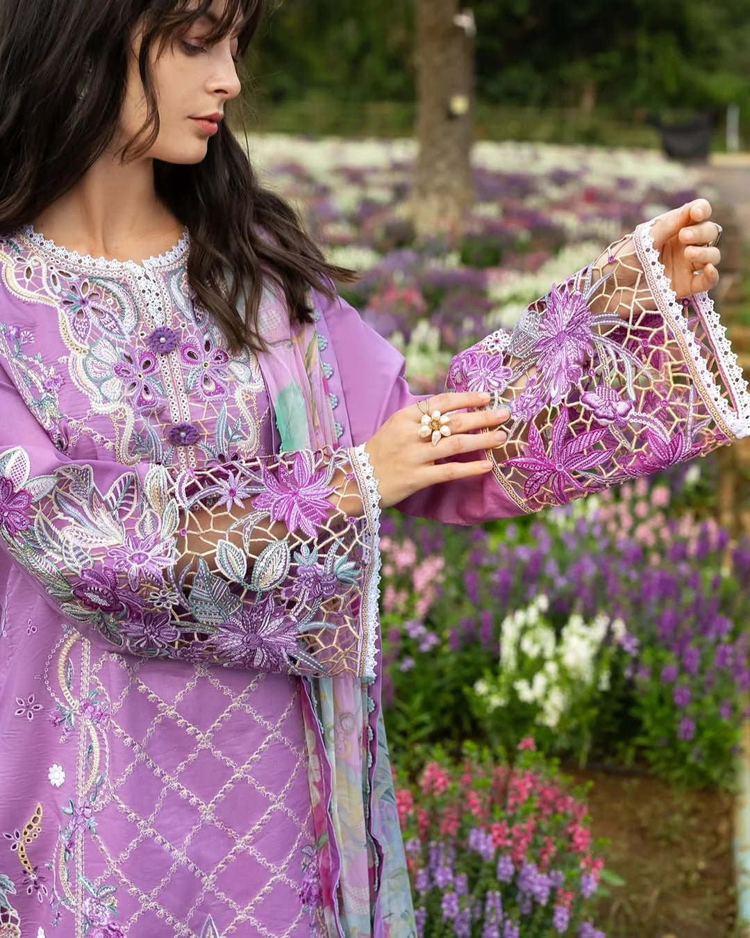 Secret Thicket – Chikan Embroidered Lawn with Chiffon Dupatta