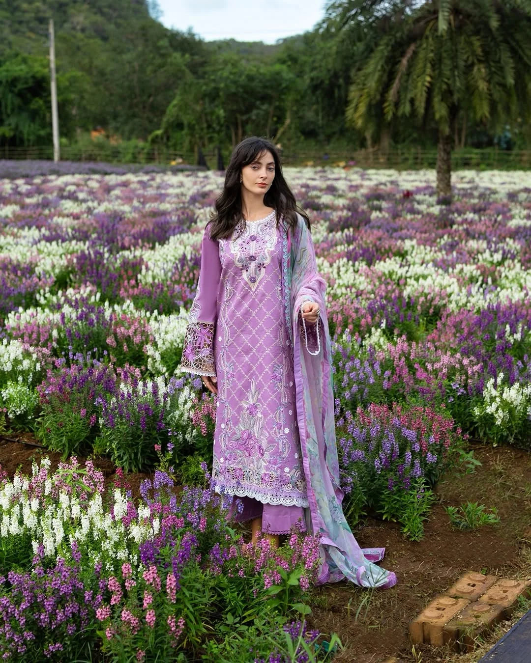 Secret Thicket – Chikan Embroidered Lawn with Chiffon Dupatta