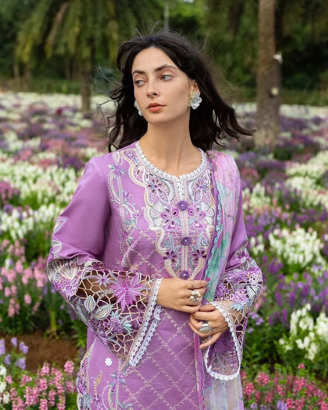 Secret Thicket – Chikan Embroidered Lawn with Chiffon Dupatta