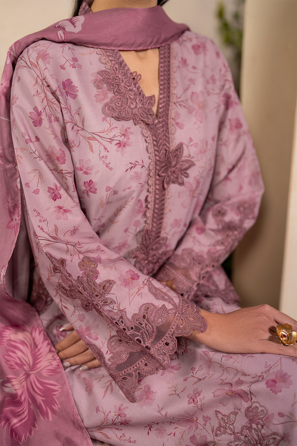 Iznik EFL-04 Festive Luxury Lawn 25'
