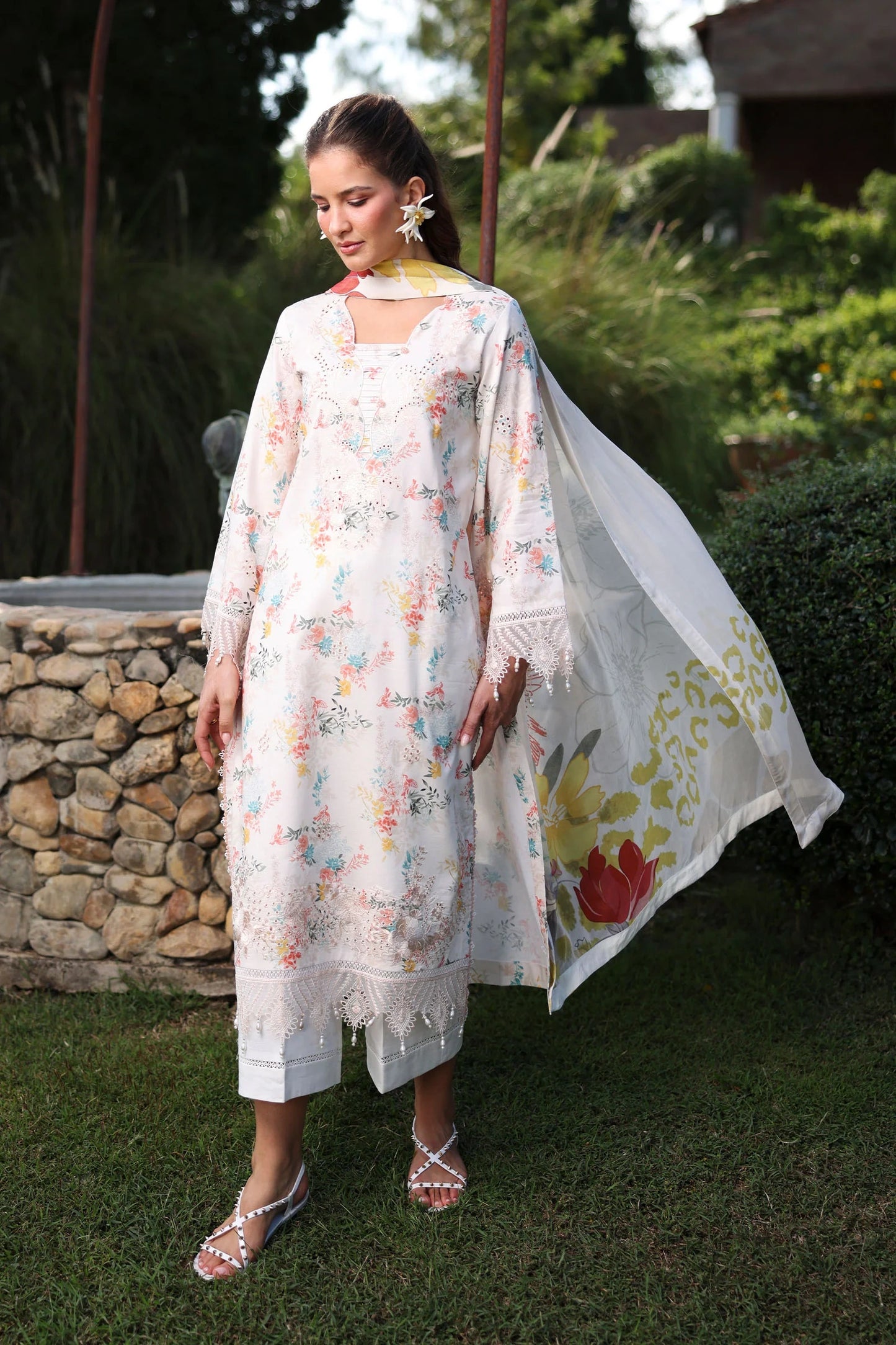 Print Kaari by Raaya – 2 Piece Unstitched Printed & Embroidered Lawn Suit (ROSEVELLEE)