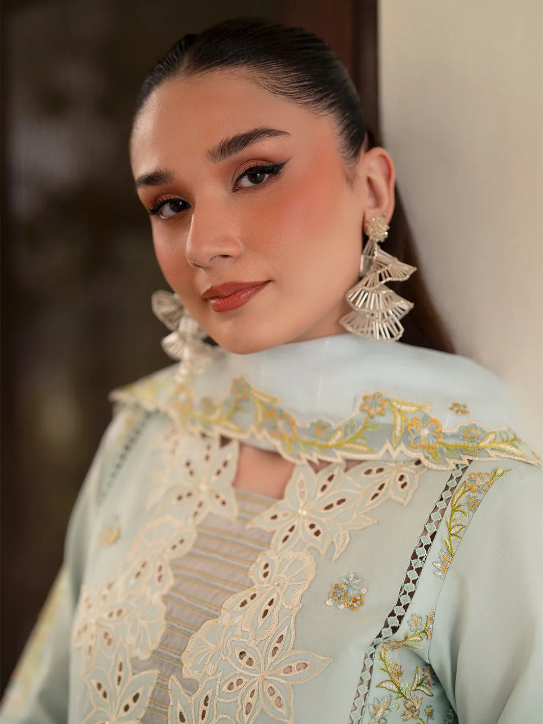 Inlays Mahnur By Angan – Embroidered Lawn 3 Piece Unstitched Suit (AN-013)