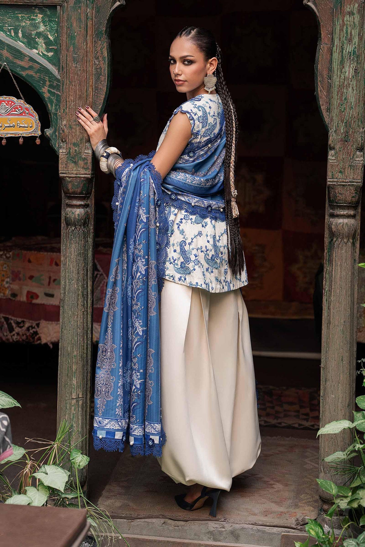 Maria.B M.Prints Volume 31 – 3-Piece Unstitched Embroidered Linen Suit (MPT-31-08-A)