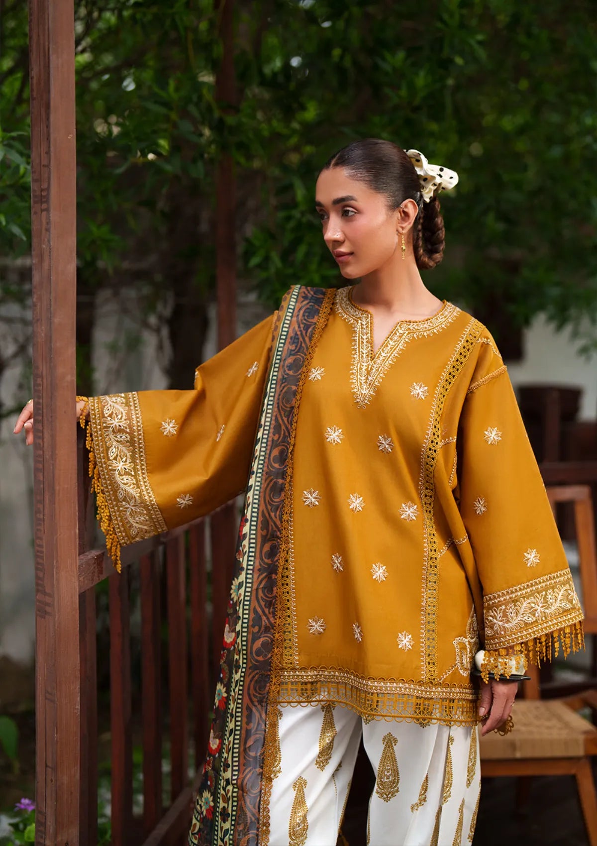 Laanem by Saira Rizwan stitched Embroidered Lawn 3 Piece Suit (ZOYA-B)