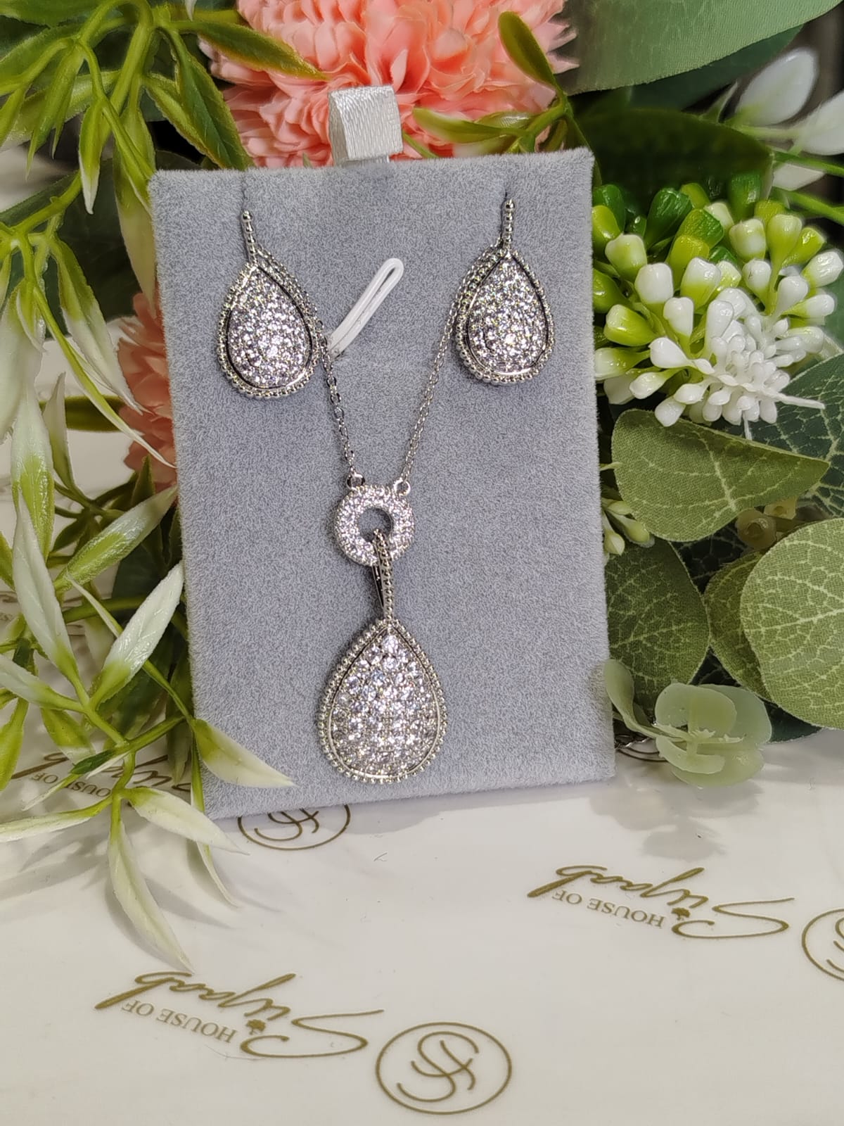 Elegant Teardrop Shaped Necklace and Earring Set