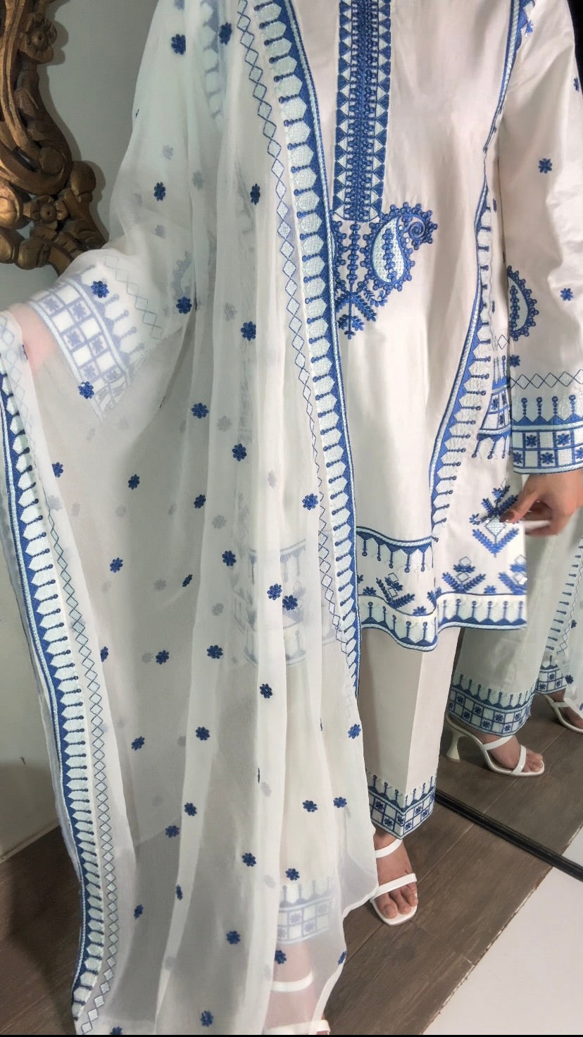 Amna Khurram Embroidered Lawn Cotton Stitched 3 Piece Suit (01)