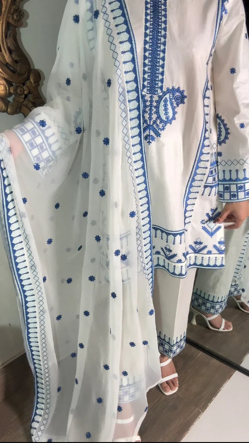 Amna Khurram Embroidered Lawn Cotton Stitched 3 Piece Suit (01)
