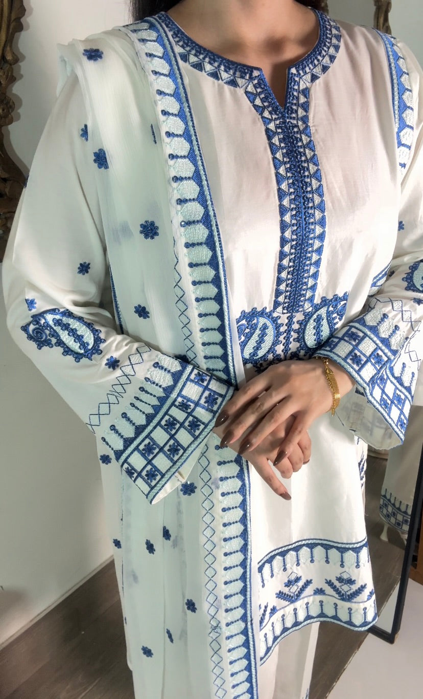 Amna Khurram Embroidered Lawn Cotton Stitched 3 Piece Suit (01)
