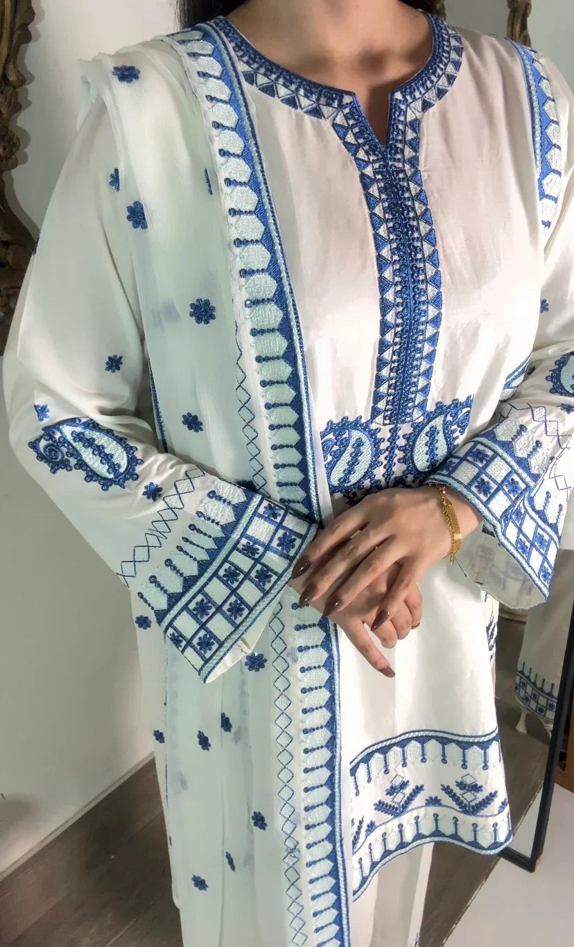 Amna Khurram Embroidered Lawn Cotton Stitched 3 Piece Suit (01)
