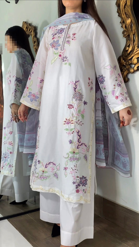 Amna Khurram – 3 Piece Lawn Embroidered Suit with Chiffon Dupatta