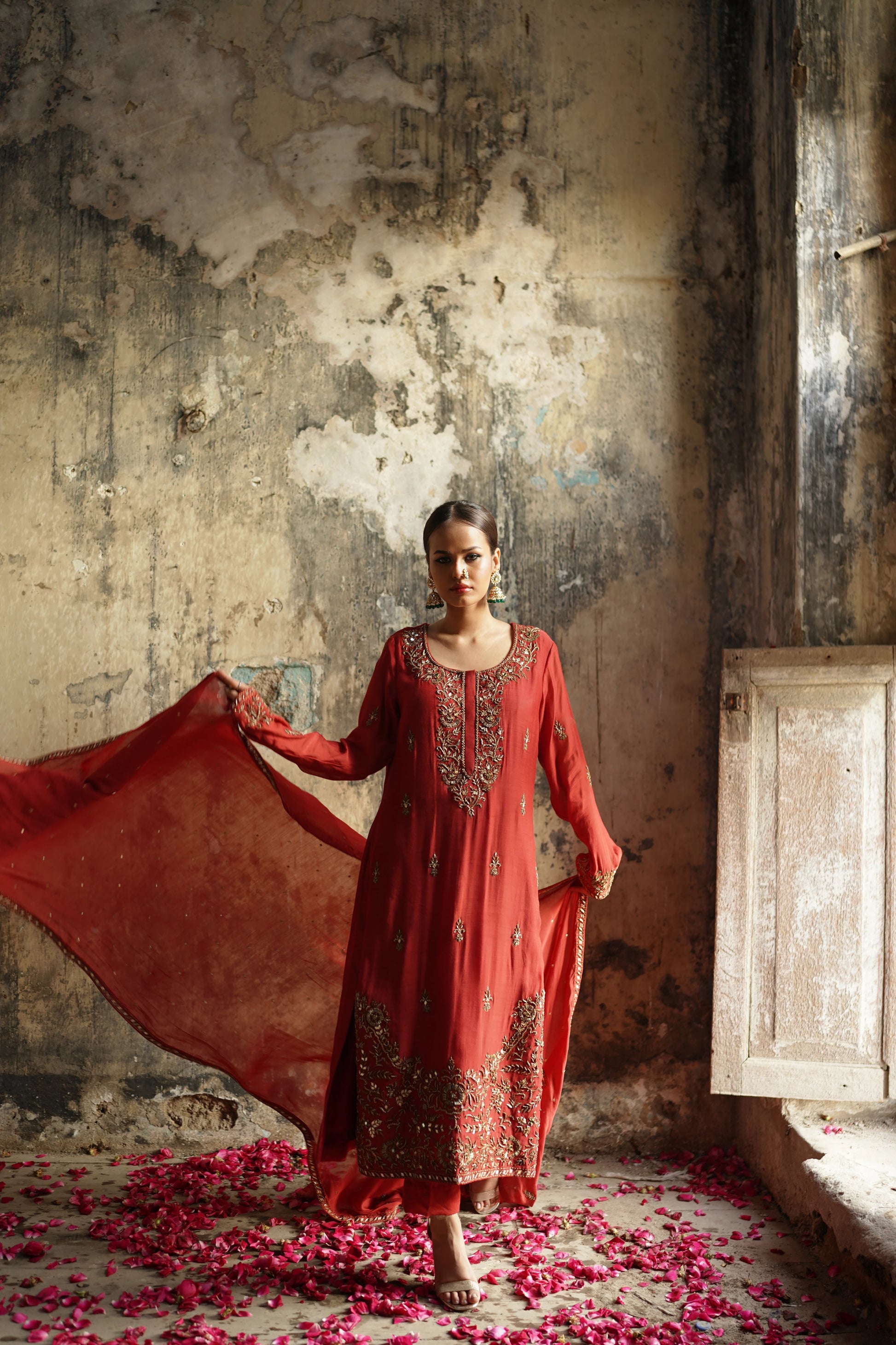 House of siyaab x Amna Ismail ZEBAISH E ZAMANA (CHERRY RED DRESS)