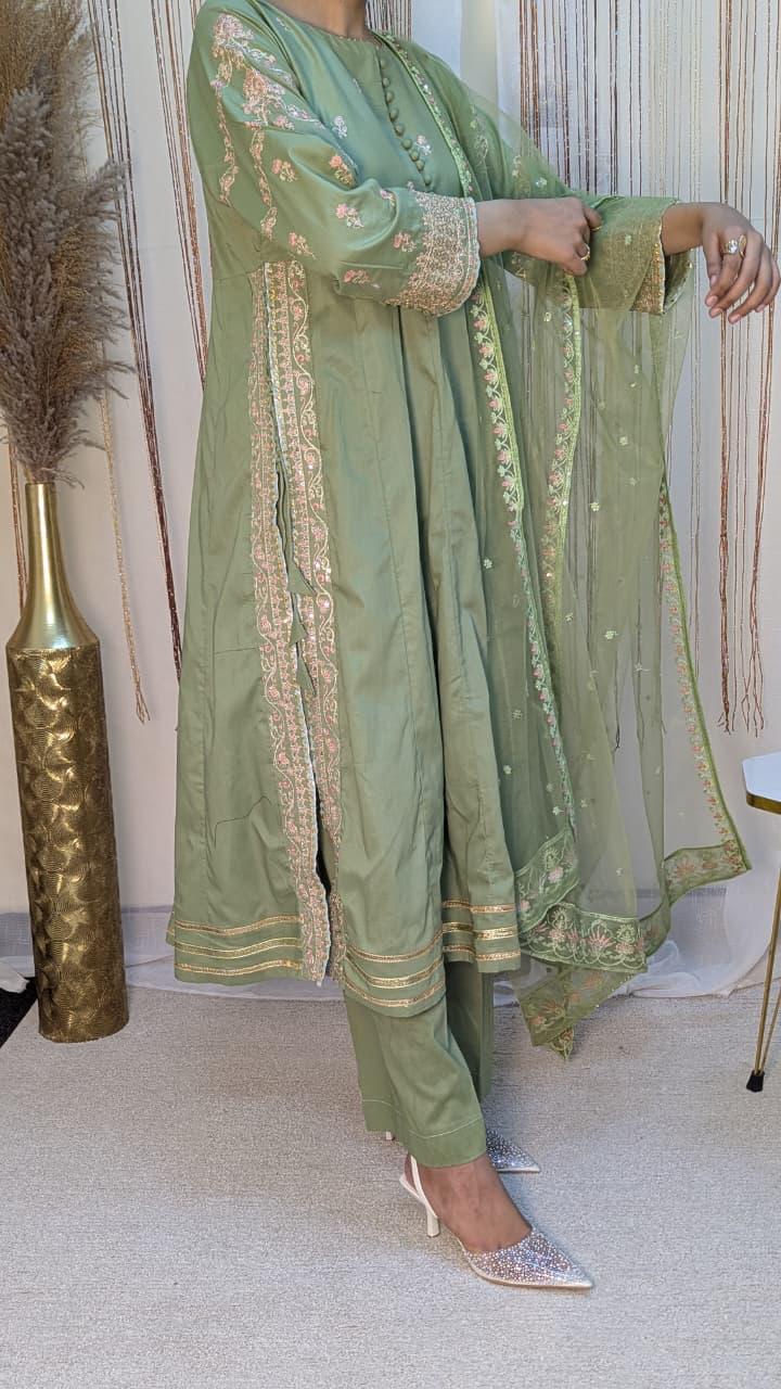 Amna Khurram Lawn Embroidered 3-Piece Suit with Embroidered Net Dupatta A029 – Ready to Wear