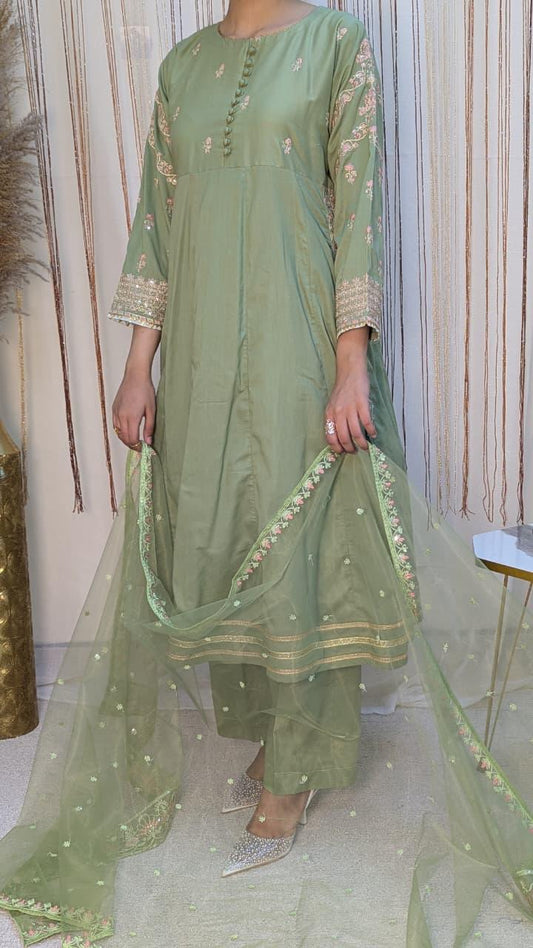 Amna Khurram Lawn Embroidered 3-Piece Suit with Embroidered Net Dupatta A029 – Ready to Wear