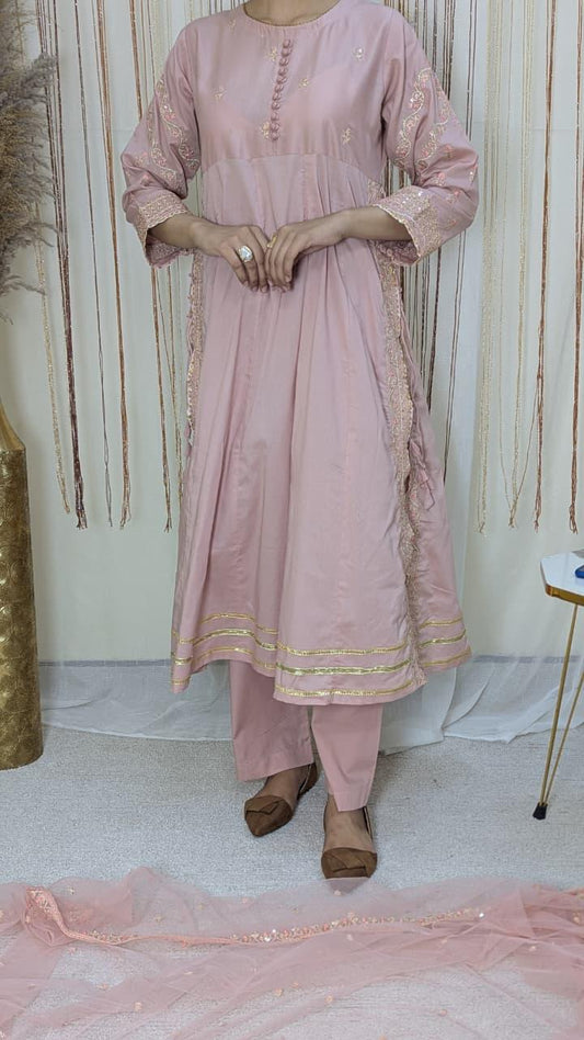 Amna Khurram Lawn Embroidered 3-Piece Suit with Embroidered Net Dupatta A025 – Ready to Wear