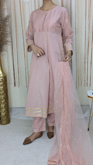 Amna Khurram Lawn Embroidered 3-Piece Suit with Embroidered Net Dupatta A025 – Ready to Wear