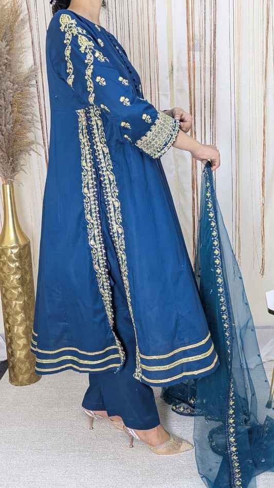 Amna Khurram Lawn Embroidered 3-Piece Suit with Embroidered Net Dupatta A026 – Ready to Wear