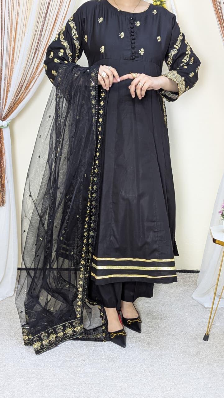 Amna Khurram Lawn Embroidered 3-Piece Suit with Embroidered Net Dupatta A027 – Ready to Wear