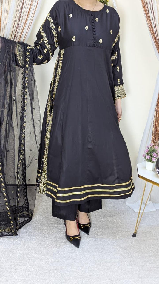 Amna Khurram Lawn Embroidered 3-Piece Suit with Embroidered Net Dupatta A027 – Ready to Wear