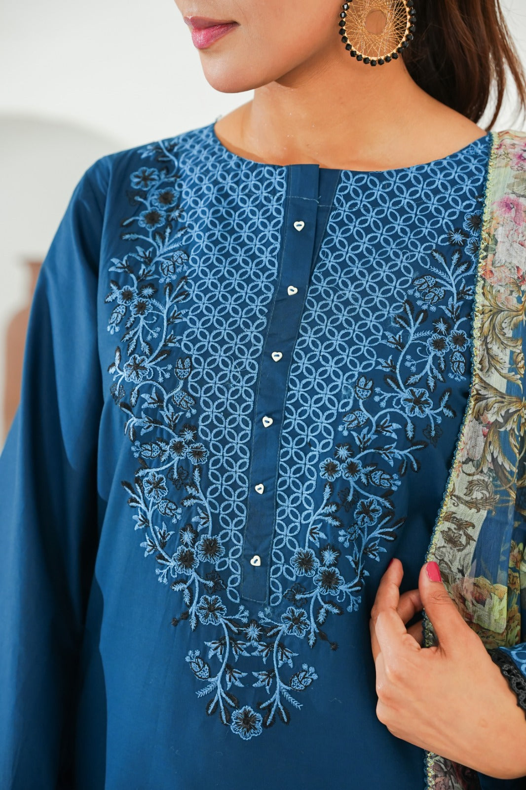 Amna Khuram – Teal JAL Embroidery Neck Cotton Lawn 3PC Stitched