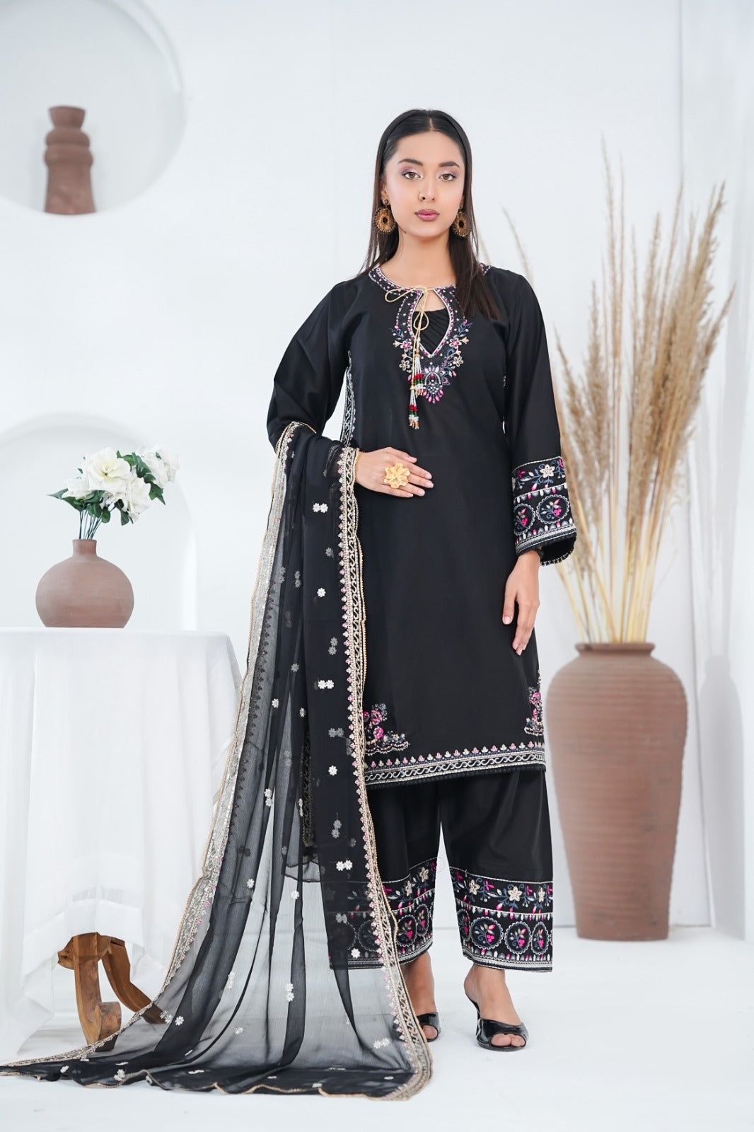 Amna Khuram – BLACK Embroidered 3PC Cotton Lawn Stitched Outfit