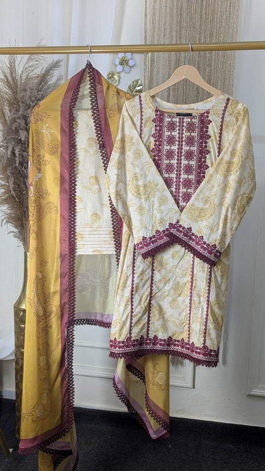 Laanem by Saira Rizwan stitched Embroidered Lawn 3 Piece Suit (ZAREEN-A)