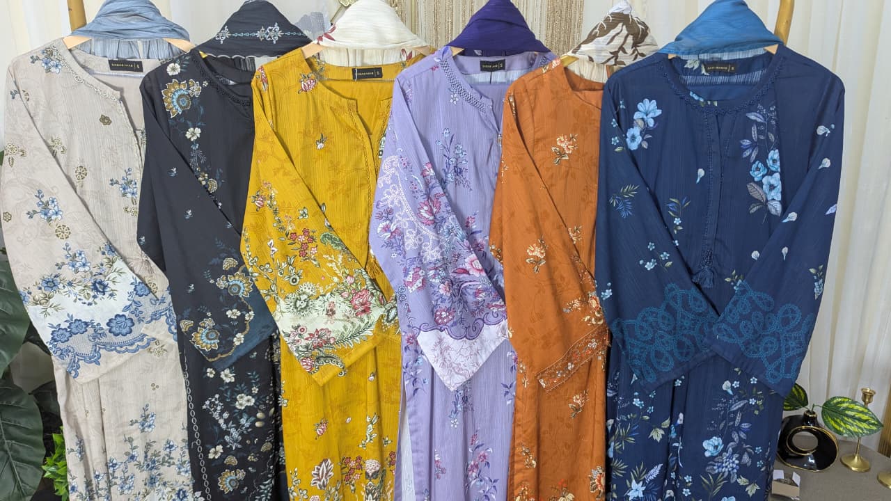 Sadabahar Printed Lawn Stitched 3 Piece Suit (D-07)