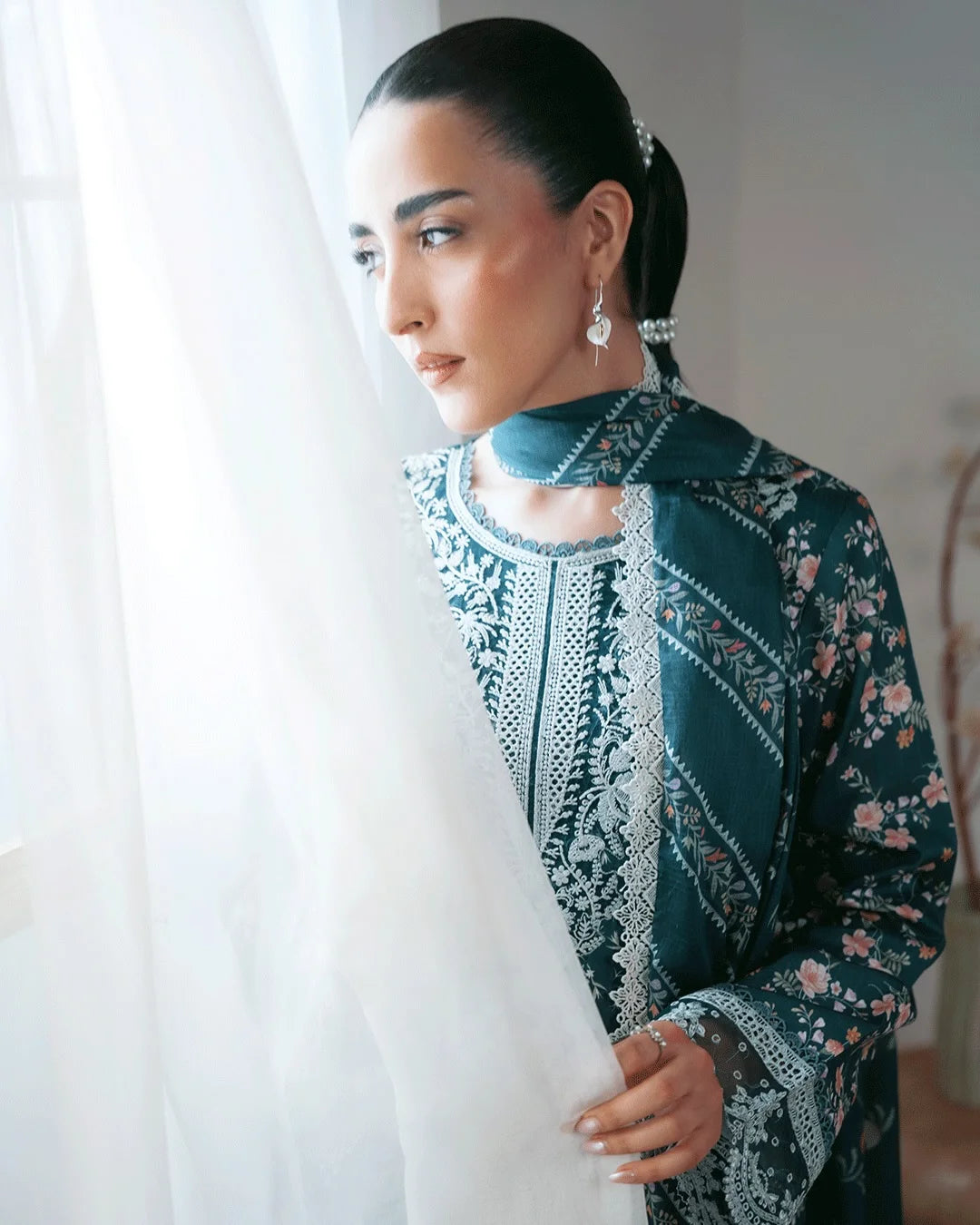 Lavia– Embroidered Dobby Lawn 3-Piece Suit (stitch)