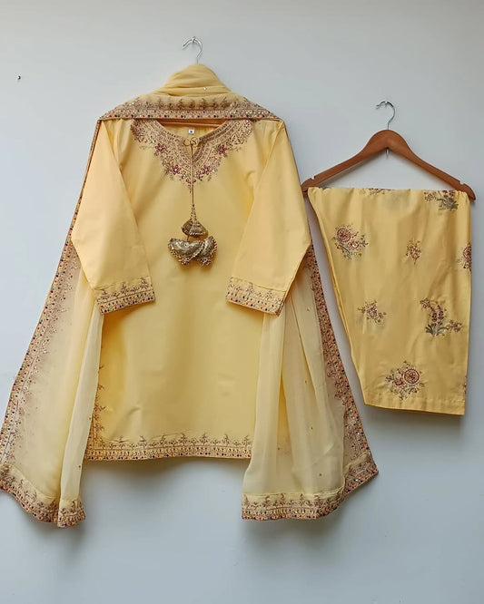 Amna Khurram Nomenza D-6 3pc ready to wear collection
