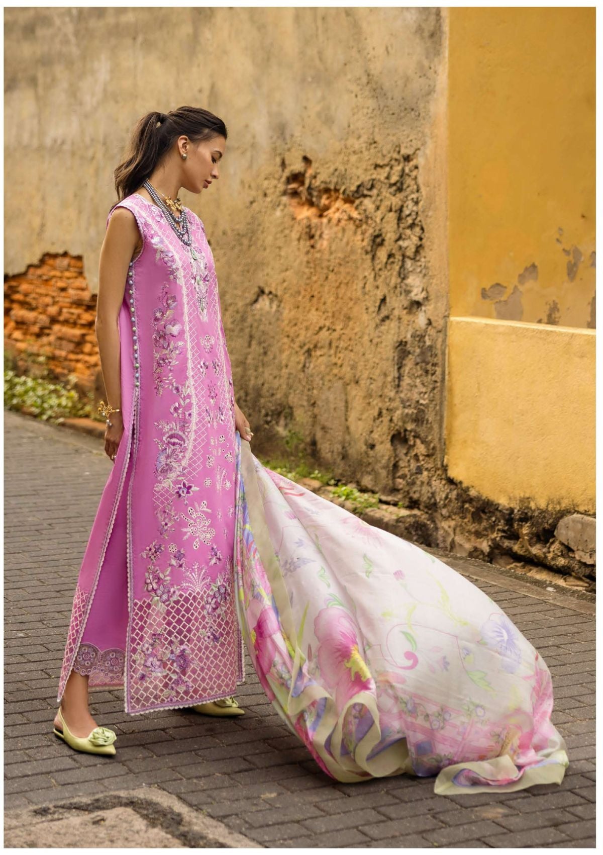 Mushq D-01 Timeless Wave Manaram Luxury Lawn'25