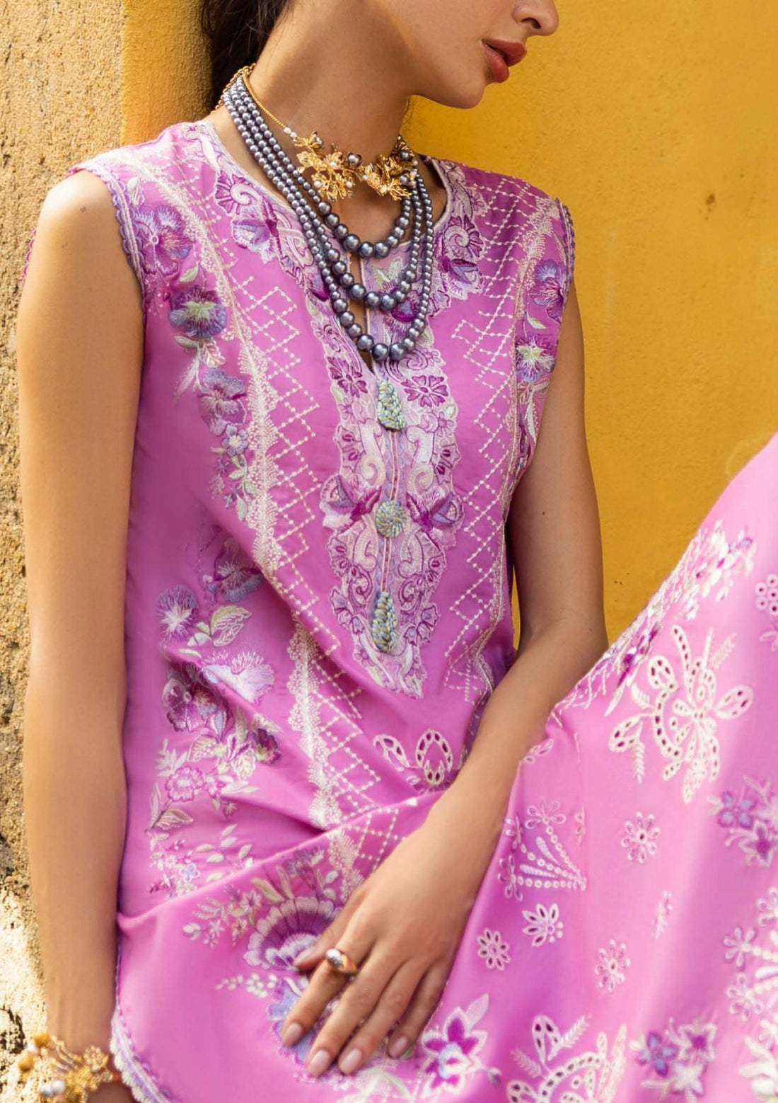 Mushq D-01 Timeless Wave Manaram Luxury Lawn'25