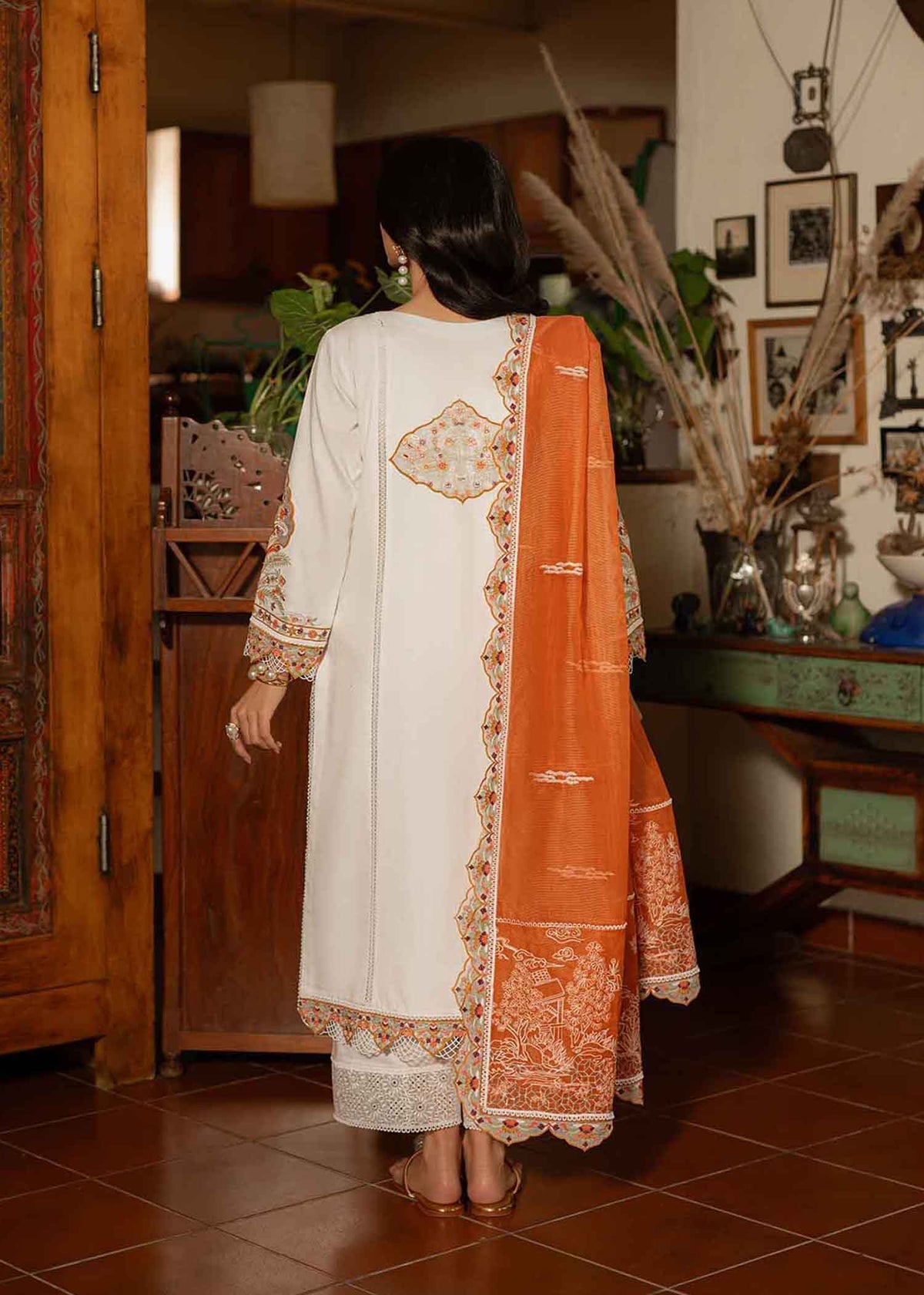Jeem 3 PIECE EMBROIDERED AMBER WHITE LAWN 25'