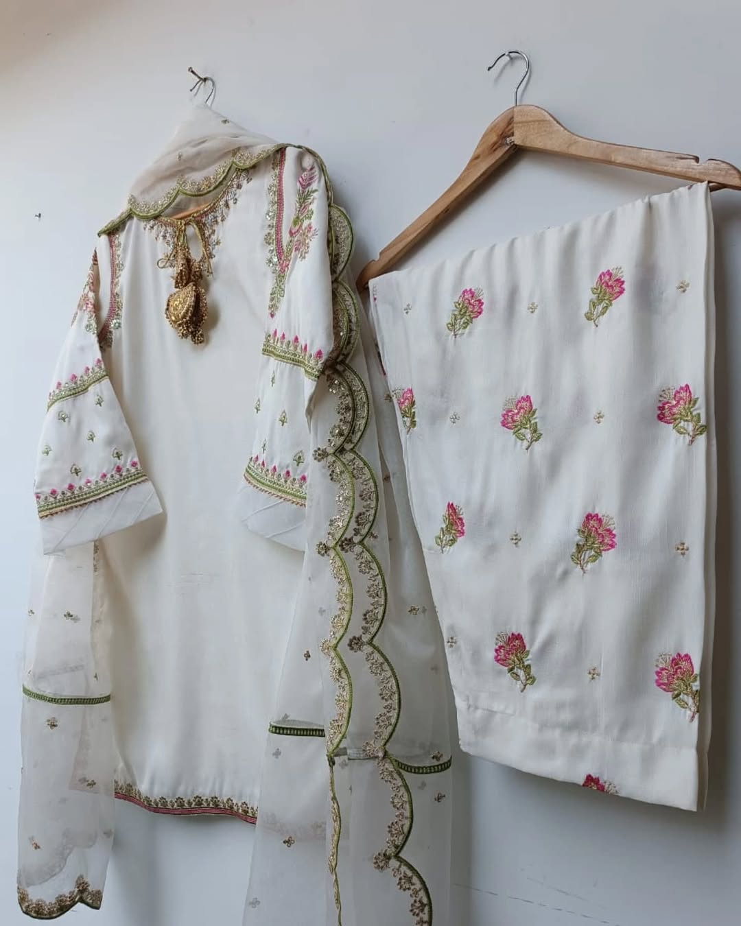 Amna Khurram white 3pc Inza ready to wear collection